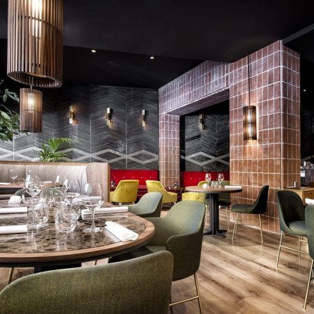Fauteuil design Aleta avec accoudoirs de Viccarbe dans un restaurant| Aiure