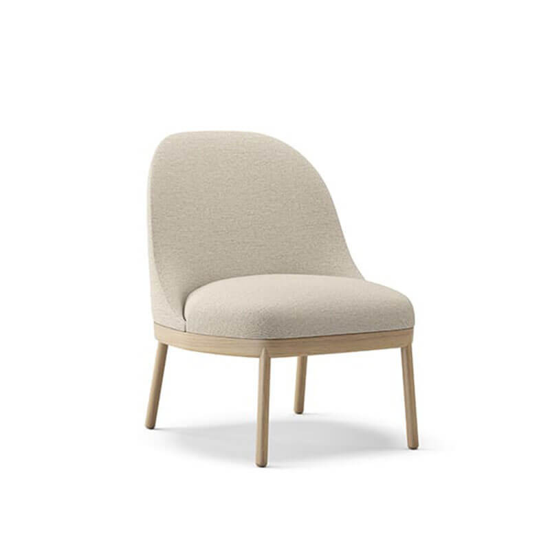 Fauteuil Aleta à base de bois de Viccarbe, couleur crème et base chêne mat| Aiure