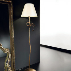 Lampadaire Paola de Mantra finition or dans un salon| Aiure