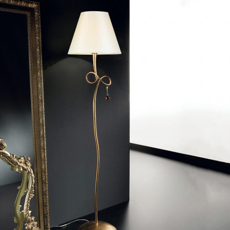 Lampadaire Paola de Mantra finition or dans un salon| Aiure