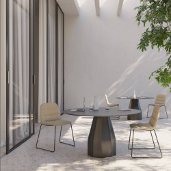 Table circulaire d'extérieur Burin de Viccarbe couleur noir dans une terrasse | Aiure