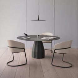 Table circulaire d'extérieur Burin de Viccarbe couleur noir dans une salle de séjour | Aiure