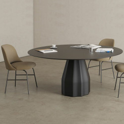 Table circulaire d'extérieur Burin de Viccarbe couleur noir dans une salle de séjour | Aiure