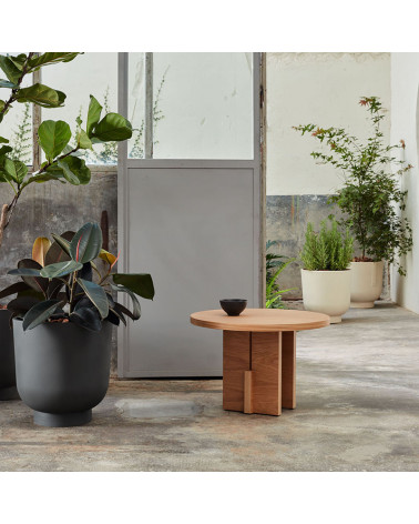Table basse en bois Bardi dans une cour intérieure | Aiure