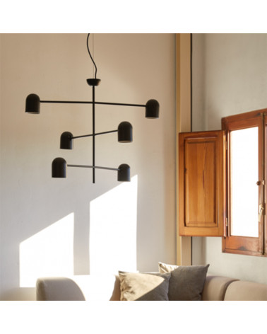 Lampe de plafond industriel 6 abat-jour Pipe dans un salon | Aiure