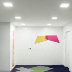 Downlight LED cuadrado Madison en pasillo · Arkoslight | Aiure