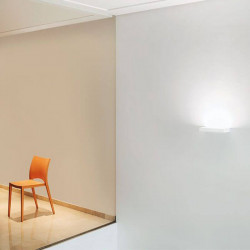 Applique LED Rec dans une salle avec une chaise. Arkoslight | Aiure