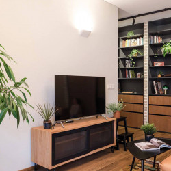 Aplique de pared de la serie Lip de Arkoslight en salón | Aiure