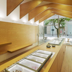 Aplique de pared blanco Lip de Arkoslight en pared de heladería | Aiure