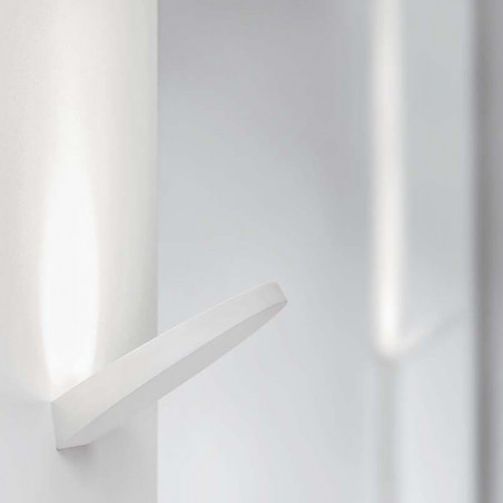 Primer plano del aplique LED Flap de Arkoslight en museo | Aiure