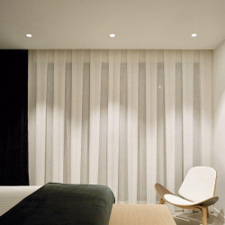 Trois downlights SWAP L Asymmetric par Arkoslight sur un plafond | Aiure