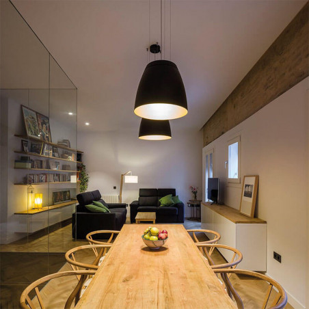 Lampe suspendue noire et or dans une cuisine. Arkoslight | Aiure
