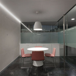 Lámpara de techo colgante Salt blanca en oficina. Arkoslight | Aiure