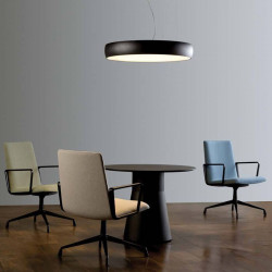 Lámpara de techo negra colgando sobre una mesa de oficina Drum 90 Suspension de Arkoslight | Aiure