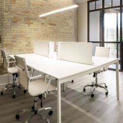 Lampe suspendue au plafond d'un bureau. Série Slimgot d'Arkoslight | Aiure