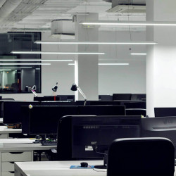 Série de plusieurs lampes suspendues Slimgot sur le plafond d'un bureau. Arkoslight | Aiure