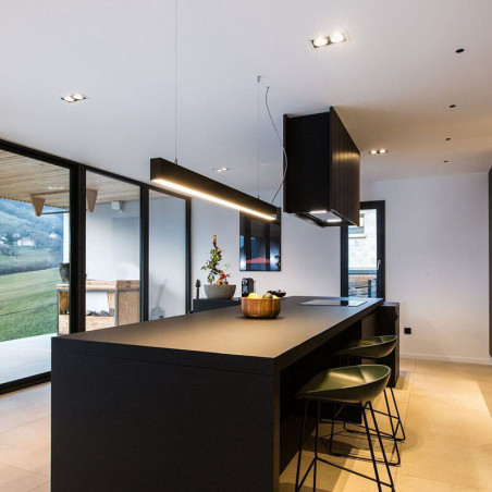 Lampe suspendue noire dans une cuisine. Série Fifty Suspension d'Arkoslight | Aiure