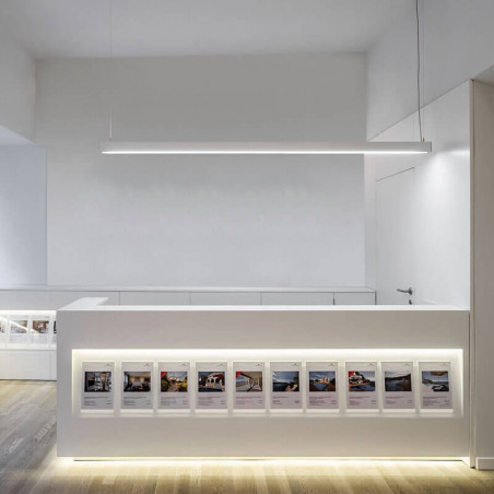 Lámpara colgante blanca Fifty Suspension de Arkoslight en el interior de una tienda | Aiure