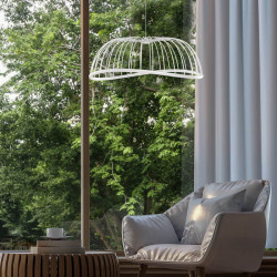 Lámpara colgante Celeste blanca en terraza cubierta. Mantra | Aiure
