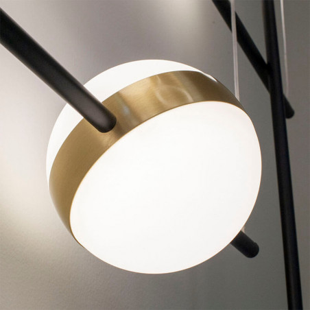 Gros plan sur la sphère lumineuse allumée de la lampe Cuba de Mantra | Aiure