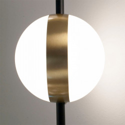 Esfera luminosa encendida del aplique de pared Cuba de Mantra | Aiure