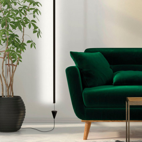 Lampadaire vertical suspendu dans un salon par Mantra | Aiure