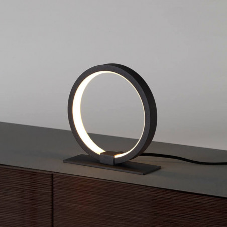 Lampe à poser noire Kitesurf de Mantra sur une table | Aiure