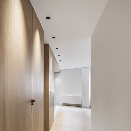 Shot Light M Asymm Trimless sur le plafond d'un couloir | Aiure