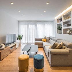 Puck Recessed M downlight installé dans le salon Arkoslight | Aiure