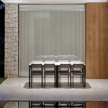 Plusieurs spots pour sol Dark d'Arkoslight autour d'une table| Aiure