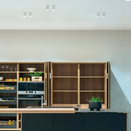 Spot à LED blanc supérieur éclairant une table Arkoslight | Aiure