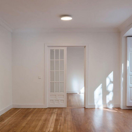 Spot intérieur à LED Sky 22W installé dans un salon | Aiure