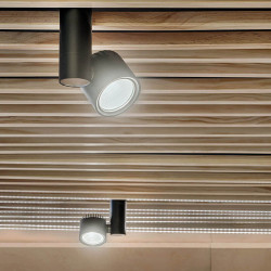 Foco LED Zen Tube Surface negro iluminado de Arkoslight | Aiure