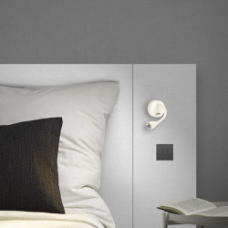 Applique murale de lecture d'Arkoslight blanche dans une chambre à coucher | Aiure