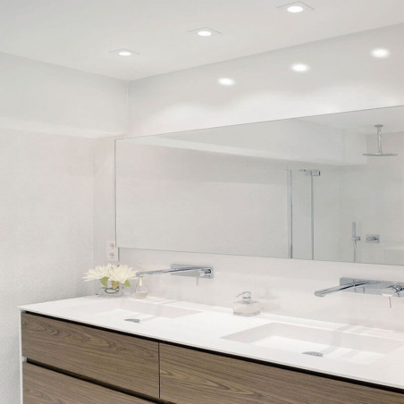 Varios downlights Bath de Arkoslight sobre el espejo de un baño | Aiure