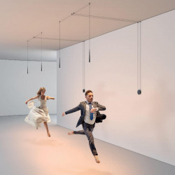 Holly Fancy Shape lampe pendante par Arkoslight illuminant les danseurs | Aiure