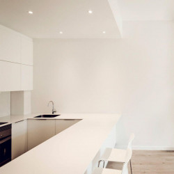 Lámpara LED Lark 111 instalada en cocina Arkoslight | Aiure