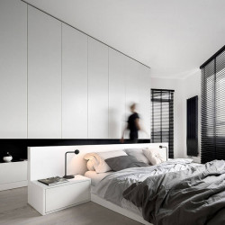 Lámpara de sobremesa LED orientable Eyes  de Mantra sobre mesita de noche en habitación| Aiure