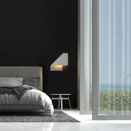 Aplique de interior con forma geométrica Luppi de Mantra blanco en una pared de interior en un dormitorio | Aiure