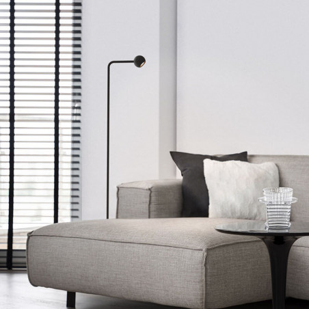 Lampadaire réglable minimaliste Eyes de Mantra dans un salon | Aiure