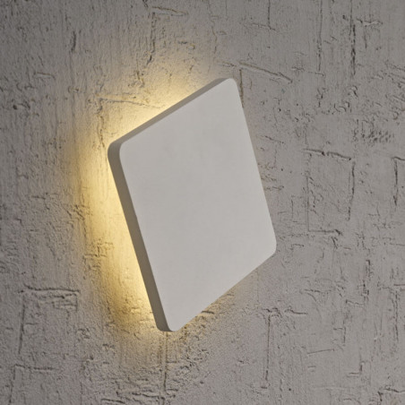 Profil de l'applique carrée Bora Bora 6W de Mantra allumée sur un mur | Aiure