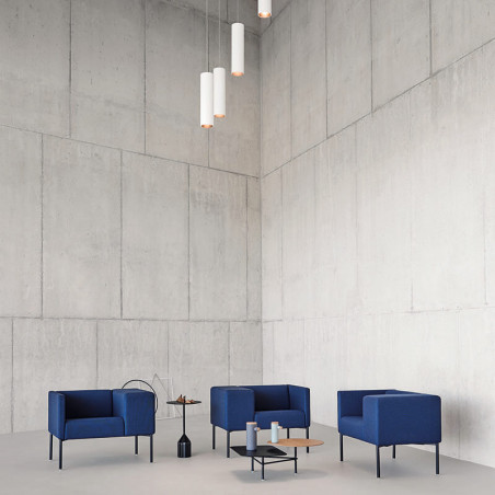 Sillón azul de diseño Brix con brazo ancho de Viccarbe en una sala - Base negra| Aiure