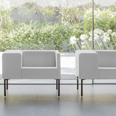 Sillón de diseño Brix de brazo ancho de Viccarbe en una sala - Base negra| Aiure