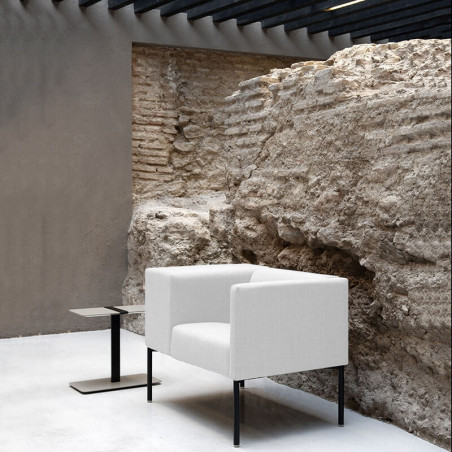 Sillón de diseño Brix  de brazo ancho de Viccarbe en una entrada - Base negra| Aiure