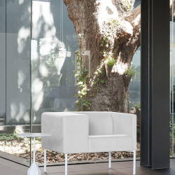 Sillón de diseño Brix de brazo ancho de Viccarbe en una sala - Base blanca | Aiure