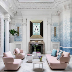 Butaca de diseño Levitt rosa de Viccarbe en un salón junto al sofá Levitt| Aiure