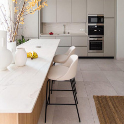 Taburete de diseño Aleta de Viccarbe en color blanco roto en una cocina | Aiure