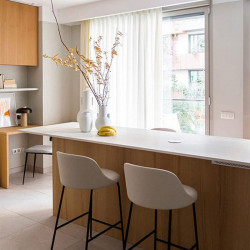 Taburete de diseño Aleta de Viccarbe en color blanco roto en una cocina | Aiure