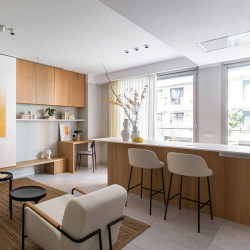 Taburete de diseño Aleta de Viccarbe en color blanco roto en una cocina | Aiure
