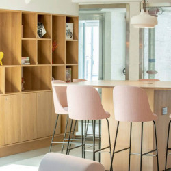 Tabouret de bar haut Aleta de Viccarbe en rose pâle dans un salon | Aiure